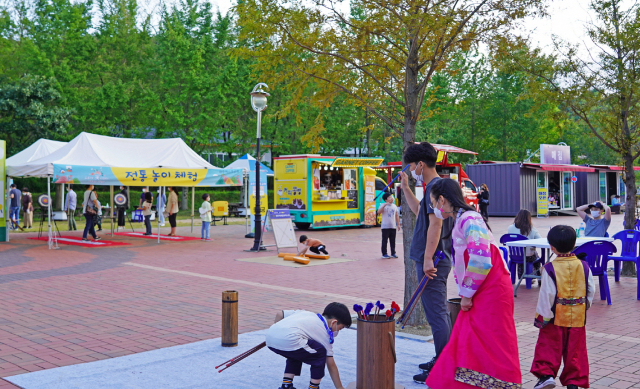 ▲ 지난해 추석연휴 시민들이 경주엑스포에서 민속놀이를 즐기는 장면.