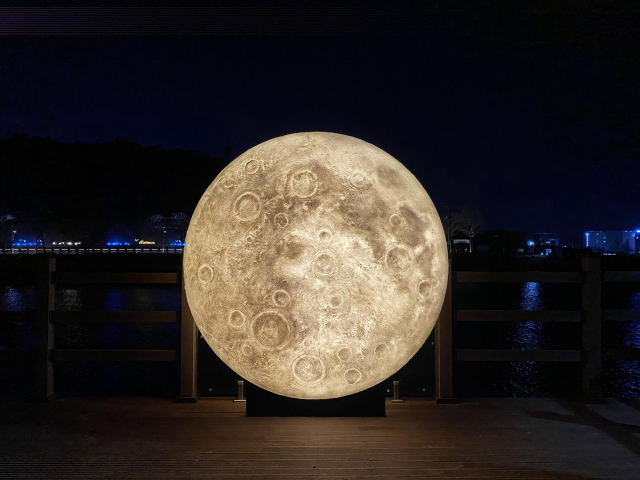 ▲ 대구 동구 봉무공원 내 설치된 달 조형물의 모습.