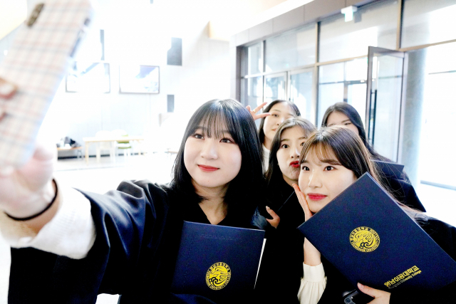 ▲ 영남이공대학교 졸업생들이 기념 사진을 남기고 있다.