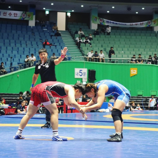 ▲ 최지애(파란 유니폼)와 김경은이 2019년 제100회 전국체육대회에서 맞대결하고 있다.