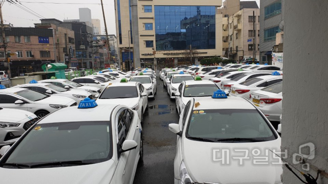 ▲ 대구 북구의 한 택시업체 주차장에 가동 중단된 택시들이 주차돼 있는 모습.
