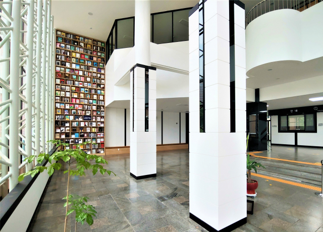 ▲ 수성도서관 1층 로비에 설치된 가로 290㎝, 높이 800㎝의 대형 벽면 서가 모습.