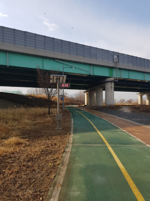 ▲ 금호강변 자전거도로에 설치된 디지털 벽시계의 모습