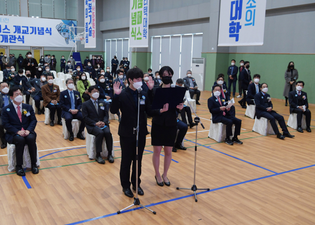 ▲ 한국폴리텍대학 로봇캠퍼스가 2일 본교 대강당에서 개교기념식을 개최했다. 사진은 이날 신입생 대표가 입학 선서를 하고 있는 모습.