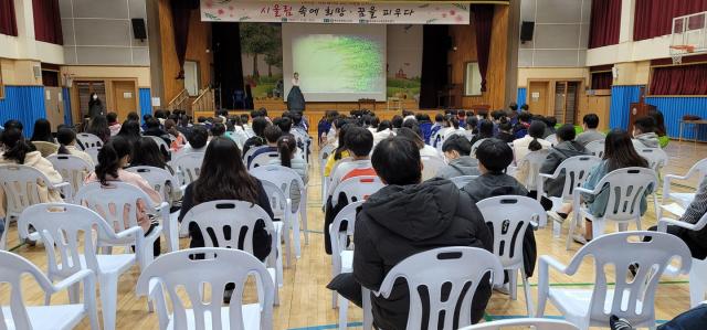 ▲ 경북도교육청정보센터가 지역 학교에서 시와 음악이 있는 시낭송 콘서트를 펼치고 있다.