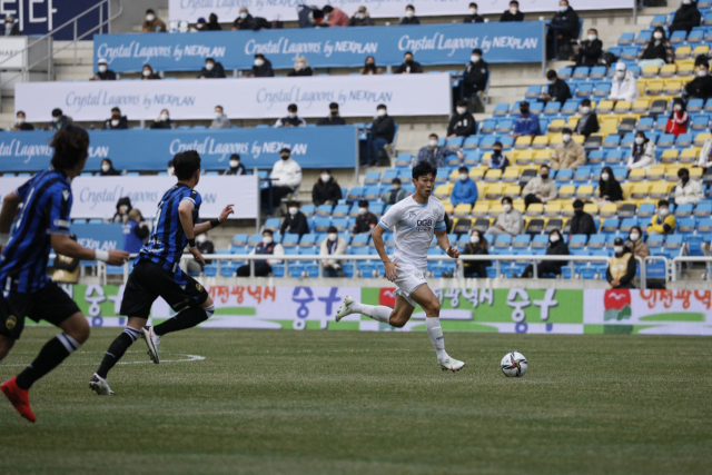▲ 대구FC의 김진혁이 지난 6일 인천축구전용경기장에서 열린 하나원큐 K리그1 2021 2라운드 경기 인천 유나이티드전에서 상대 진영으로 공을 몰고 가고 있다.