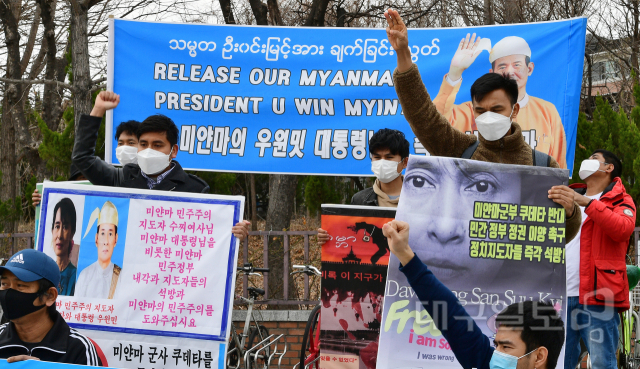 ▲ 7일 오후 대구 달서구 계명대역 7번 출구 인근에서 미얀마 유학생 및 노동자들이 미얀마 군부 쿠데타를 규탄하는 집회를 열고 저항의 의미를 가진 세손가락 경례를 하고 있다.