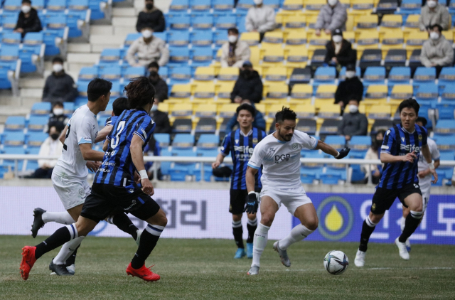 ▲ 대구FC 세징야가 지난 6일 인천축구전용경기장에서 열린 하나원큐 K리그1 2021 2라운드 경기 인천 유나이티드전에서 드리블을 하고 있다.