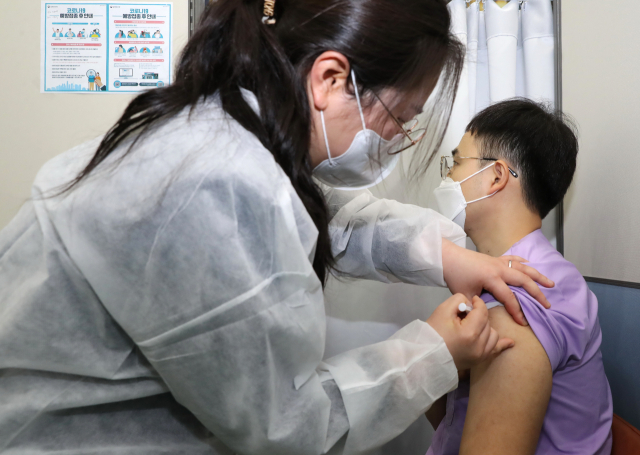 ▲ 의성군이 9일 전국에서 최초로 지역예방접종센터에서 코로나19 백신 접종을 진행하고 있다.