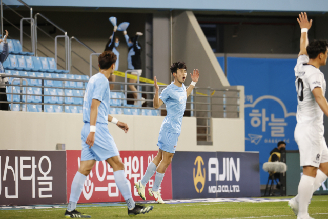 ▲ 대구FC 김진혁이 10일 DGB대구은행파크에서 열린 하나원큐 K리그1 2021 3라운드 광주FC와의 경기에서 전반 22분 골을 넣고 세리머니를 하고 있다.