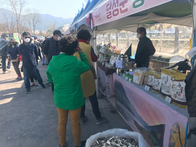 ▲ 달성군 송해공원 농특산물 판매장이 시민들로부터 큰 호응을 얻고 있다.