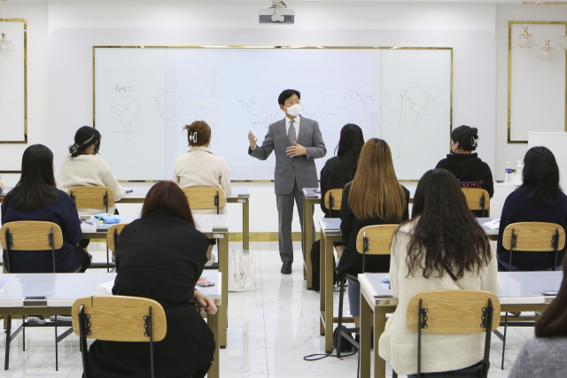 ▲ 박승호 총장이 직접 강의실을 찾아다니면서 신입생들의 입학을 환영하는 행사를 가지고 있다