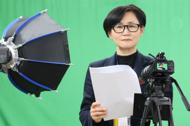 ▲ 달서구청 김은미 미디어소통팀장이 달서TV제작에 앞서 카메라 테스트를 하고 있다.