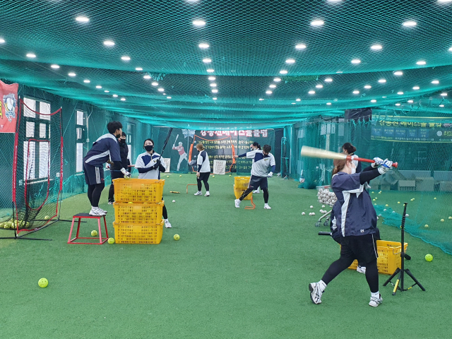 ▲ 소프트볼팀 선수들이 실내훈련장에서 지도진과 소통하며 함께 훈련하고 있다.