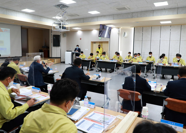 ▲ 영양군이 오도창 군수 주재로 29일 ‘2030 중장기발전계획 수립 용역 2차 중간 보고회’를 개최하고 있다.