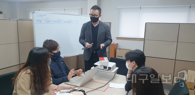 ▲ 모티크 김응철 신사업기획팀장이 직원들과 함께 제품 아이디어 관련 회의를 진행하고 있다.