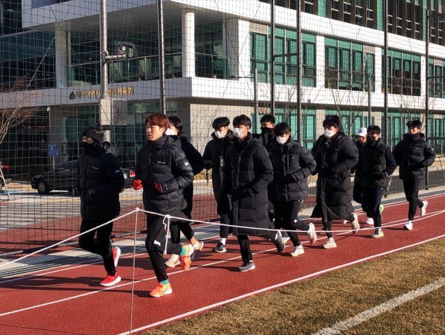 ▲ 지난 2월 수성구 대구FC 클럽하우스 연습구장에서 대구스포츠단 마라톤팀이 계명대학교 육상팀과 함께 훈련을 하고 있다.