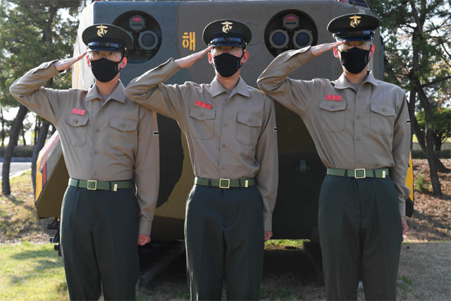 ▲ 지난 8일 정식 해병대원이 된 세 쌍둥이. (왼쪽부터) 김용호·용환·용하 이병