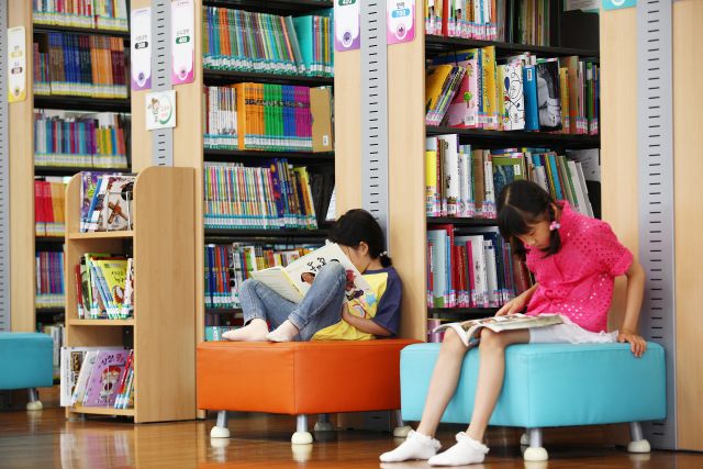 ▲ 청도어린이도서관에서 어린이들이 독서하고 있다.