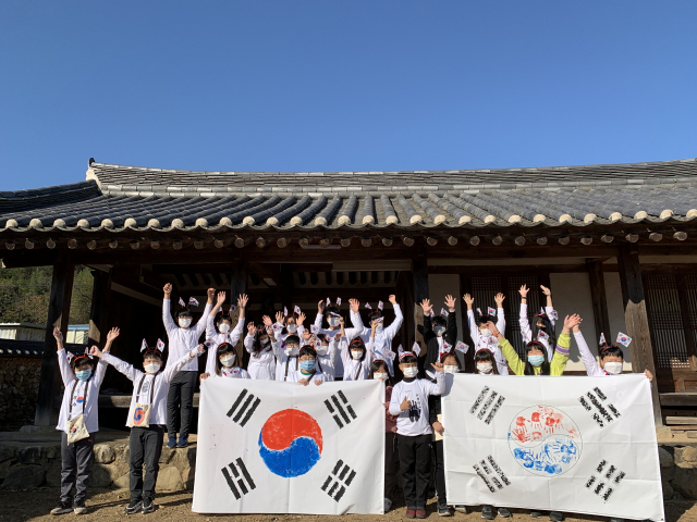 ▲ 성주 선남초등학교가 2020학년도 공모사업으로 진행한 우리 고장 독립운동길 탐방의 모습.