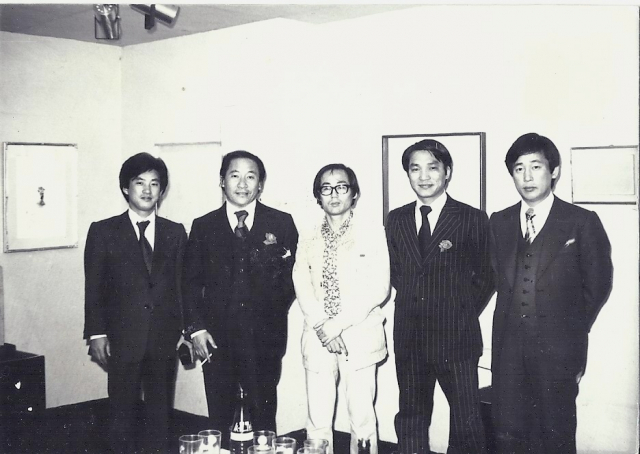 ▲ 1976년 5월 대백 갤러리에서 열린 한국현대미술7인초대전에 참석한 박서보,김구림,심문섭,이강소 작가의 모습.