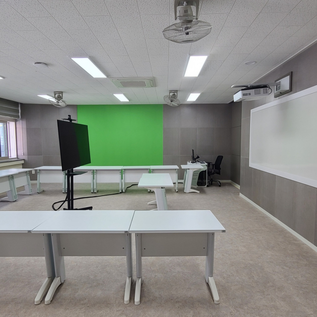 ▲ 대구고등학교의 빈 교실을 활용해 마련한 ‘온라인 공동교육 거점센터’ 내의 온라인 스튜디오.