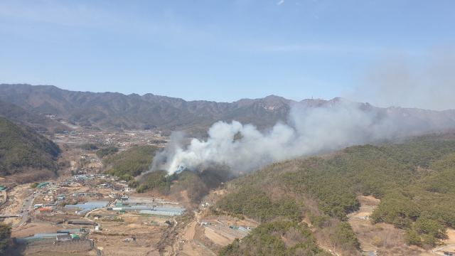 ▲ 지난 3월 대구 동구 용수동 인근 야산에서 발생했던 화재의 모습.