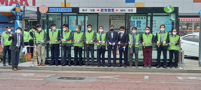 ▲ 국제로타리3630지구 새상주로타리클럽이 회원들의 재능기부로 제작된 버스승강장 앞에서 기증식을 진행하고 있다.