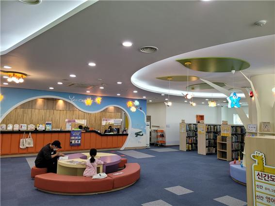 ▲ 영천시립도서관 어린이자료실의 내부 모습.