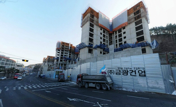 ▲ 공사 중단으로 20년 넘게 방치된 포항시 용흥동 금광포란재 아파트 단지의 전경.