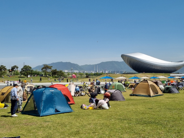 ▲ 5일 오후 1시께 대구 달성군 강정보디아크 광장. 시민들이 잔디밭에 텐트를 설치해 휴식을 취하고 있다.