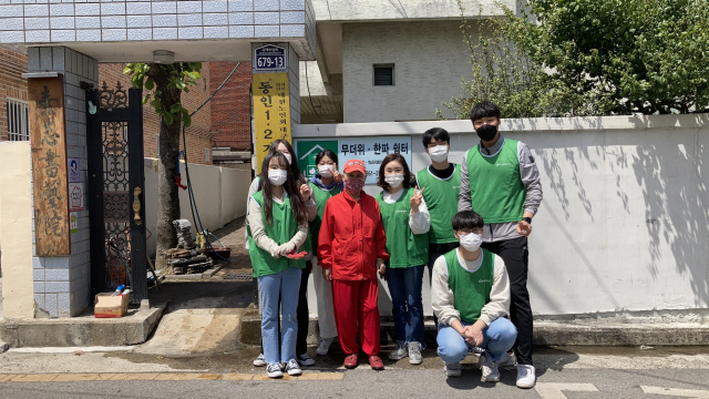 ▲ 대구청년봉사단 회원들이 지난 2일 중구 동인1·2가 경로당에서 청소를 마치고 기념 사진을 촬영하고 있다.