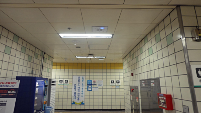 ▲ 대구도시철도 역사 천장에 자동음향기기가 설치돼 있는 모습.