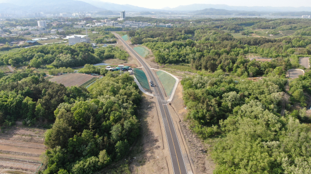 ▲ 대구대(경산시 진량읍 내리리)~평사리 구간의 1.8㎞ 도로가 개통된 모습.