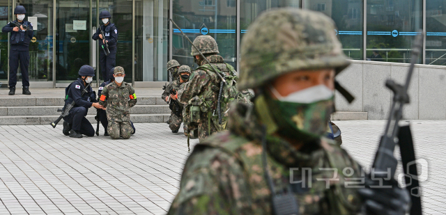 ▲ ‘2021 대구·경북 화랑훈련’이 실시된 11일 오후 KBS 대구방송총국에서 군·경이 합동으로 테러범들을 검거하고 있다.