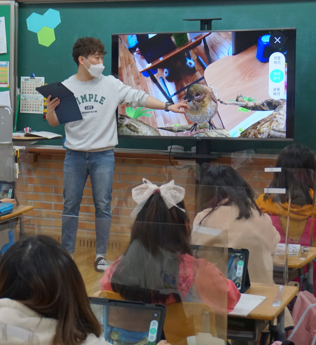 ▲ 최근 대구지역 한 초등학교에서 교사가 학생들과 함께 태블릿PC를 활용한 수업을 진행하고 있다.