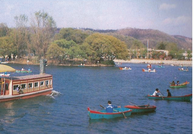 ▲ 1989년 수성못에서 시민들이 거북선형태의 유람선과 나룻배를 타고 있는 모습. 대구시청 제공.