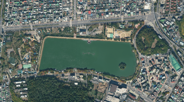 ▲ 2020년 대구 수성구 수성못 항측사진. 두산오거리에 도시철도 3호선이 생겼다. 또 수성못 가장자리 동·남·북측에는 데크가, 수성못 오른쪽에는 울루루 광장이 조성됐다.