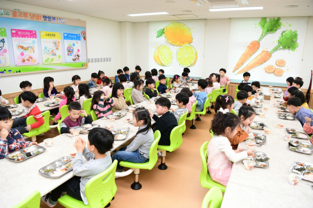 ▲ 김천지역 유치원생들이 맛있게 식사하고 있다. 김천시는 2019년 경북에서 두 번째로 유치원 무상급식을 실시했다.