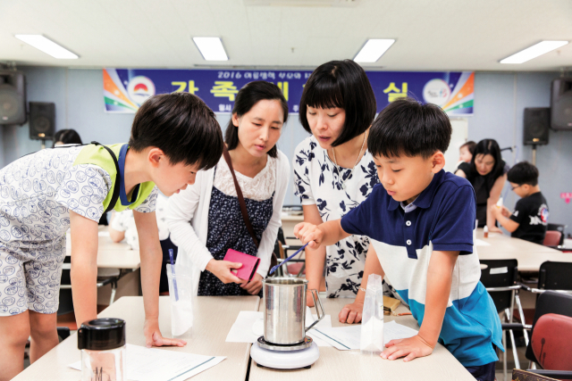 ▲ 김천시가 지원하는 다양한 교육프로그램에 참가한 학부모들이 아이들과 함께 체험교육을 하고 있다.