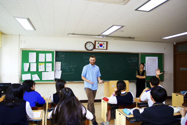▲ 김천 율곡고등학교에서 원어민 교사가 영어수업을 진행하고 있다.