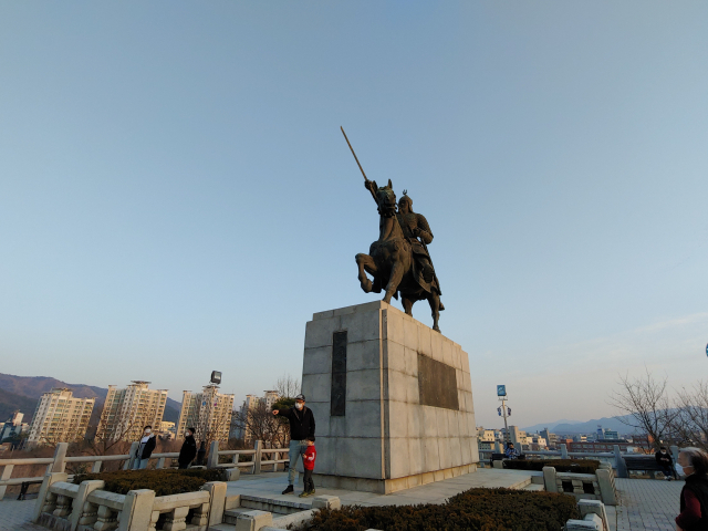 ▲ 황성공원 호원사지에서 북쪽으로 바라보면 우뚝 서 있는 김유신 장군동상.