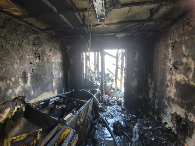 ▲ 대구 서구의 한아파트에서 오후 2시55분께 화재가 발생해 50대 남성이 숨졌다. 이 불로 집 내부가 전소됐다. 대구소방안전본부 제공
