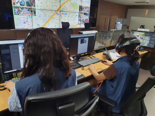 ▲ 대구 달서구청 통합플랫폼 관제센터에서 관제요원들이 CCTV를 확인하고 있다.