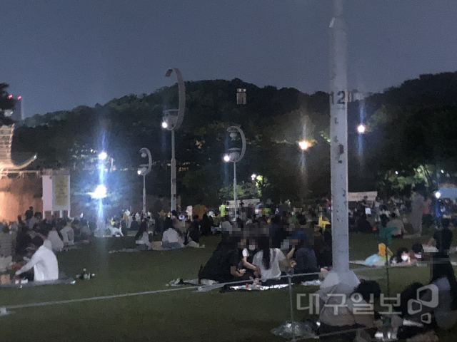 ▲ 지난 29일 오후 9시께 코오롱야외음악당 잔디광장. 방역 수칙을 위반한 5인 이상 모임을 제지하는 관리자의 모습은 보이지 않았다.