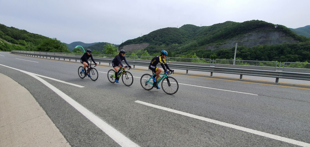 ▲ 대구팀 선수들이 경산 청도의 국도로 자전거 훈련을 하고 있다.