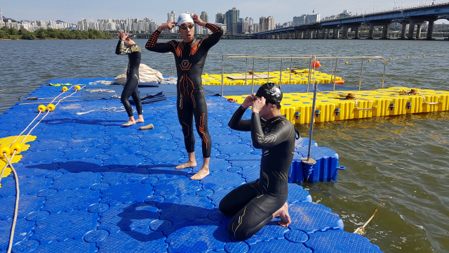 ▲ 제100회 전국체육대회를 앞두고 서울 여의도 한강에서 오픈(야외)수영을 준비하는 선수들.