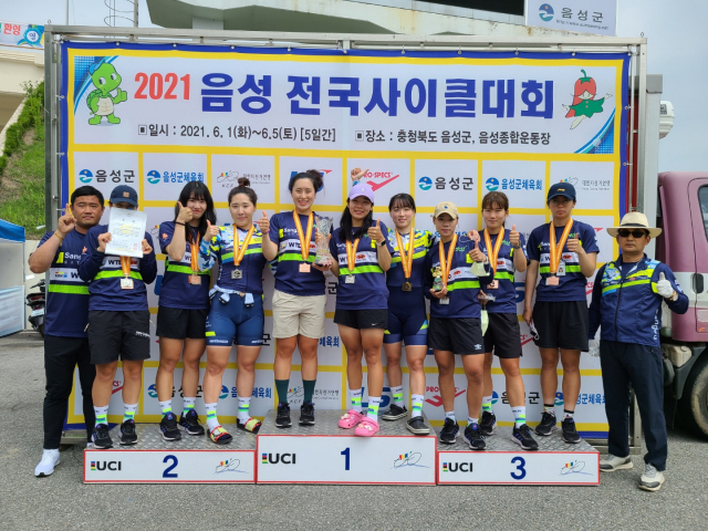 ▲ 2021 음성 전국사이클대회에서 종합 우승을 달성한 상주시청 여자사이클팀 선수들이 이를 기념하는 사진촬영을 하고 있다.
