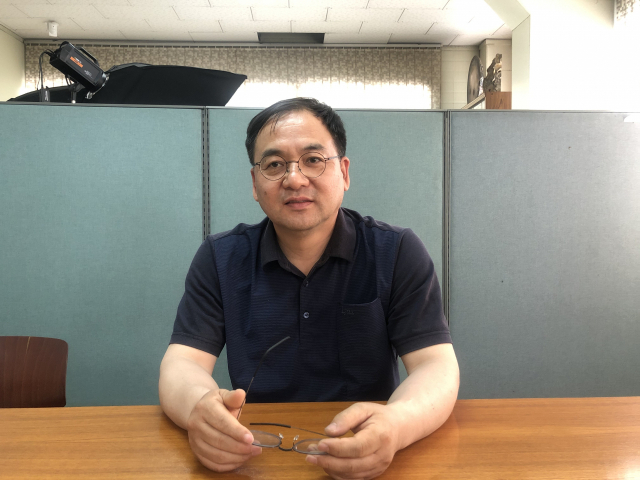 ▲ 진광정밀 김영호(57) 대표가 자사의 힌지 기술이 결합된 안경 제품을 설명하고 있다.
