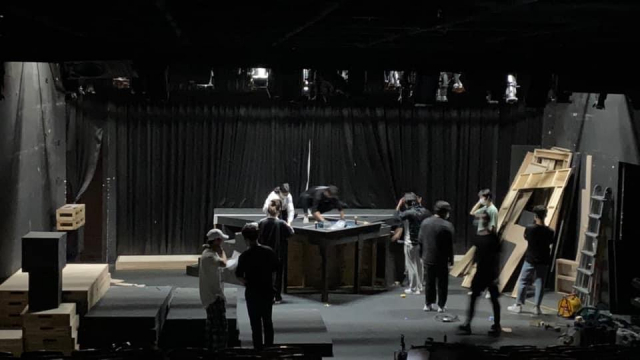 ▲ 젊은연극제 참가작 ‘맥베스’ 무대를 설치 하는 모습.